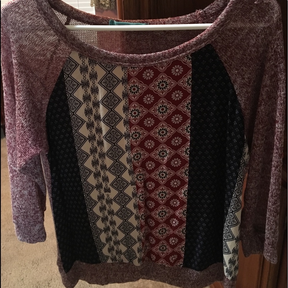 Multi-colored three quarter sleeve top. Size med
